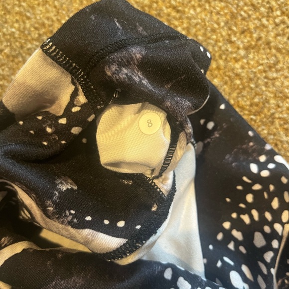 LULULEMON Cropped Legging - Size 8 - Picture 5 of 7